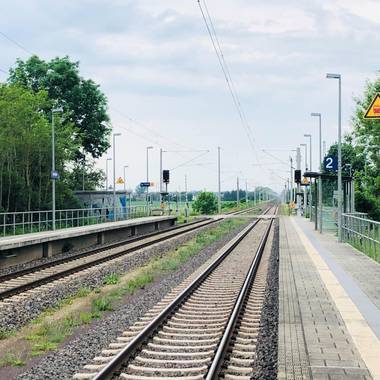 Zu sehen ist der Bahnhof in Demker mit den Gleisbett Richtung Tangerhütte